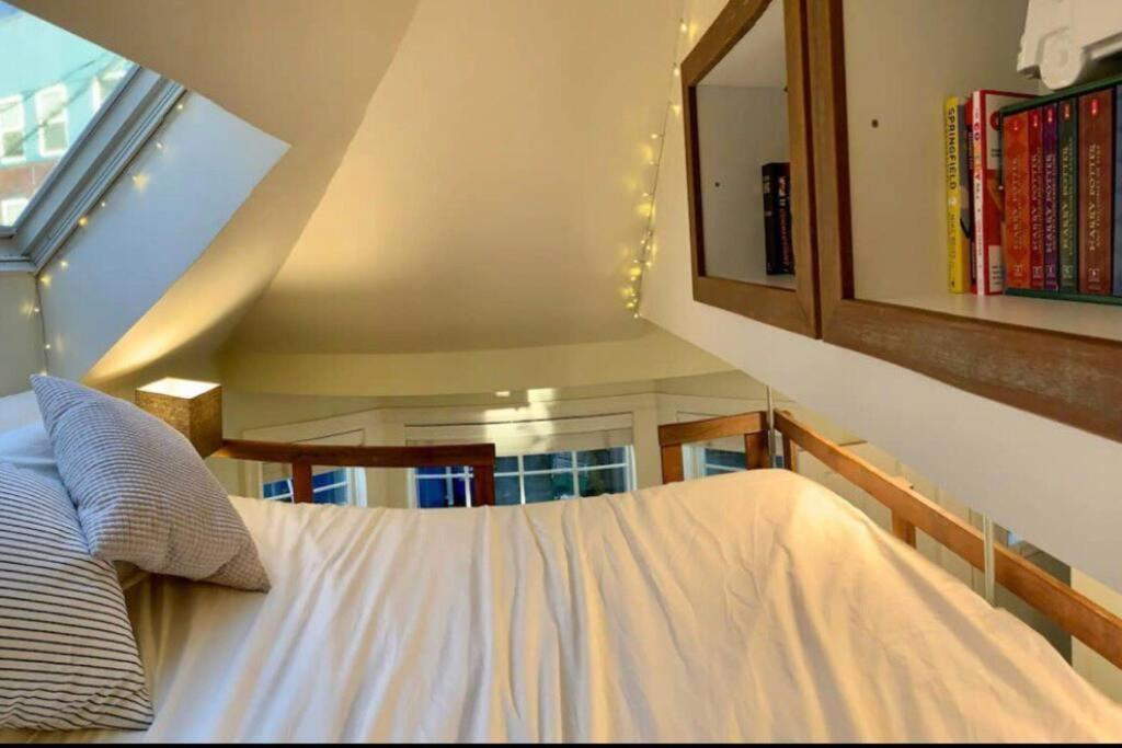 Adorable Cozy House With Parking And Loft! Villa Seattle Kültér fotó